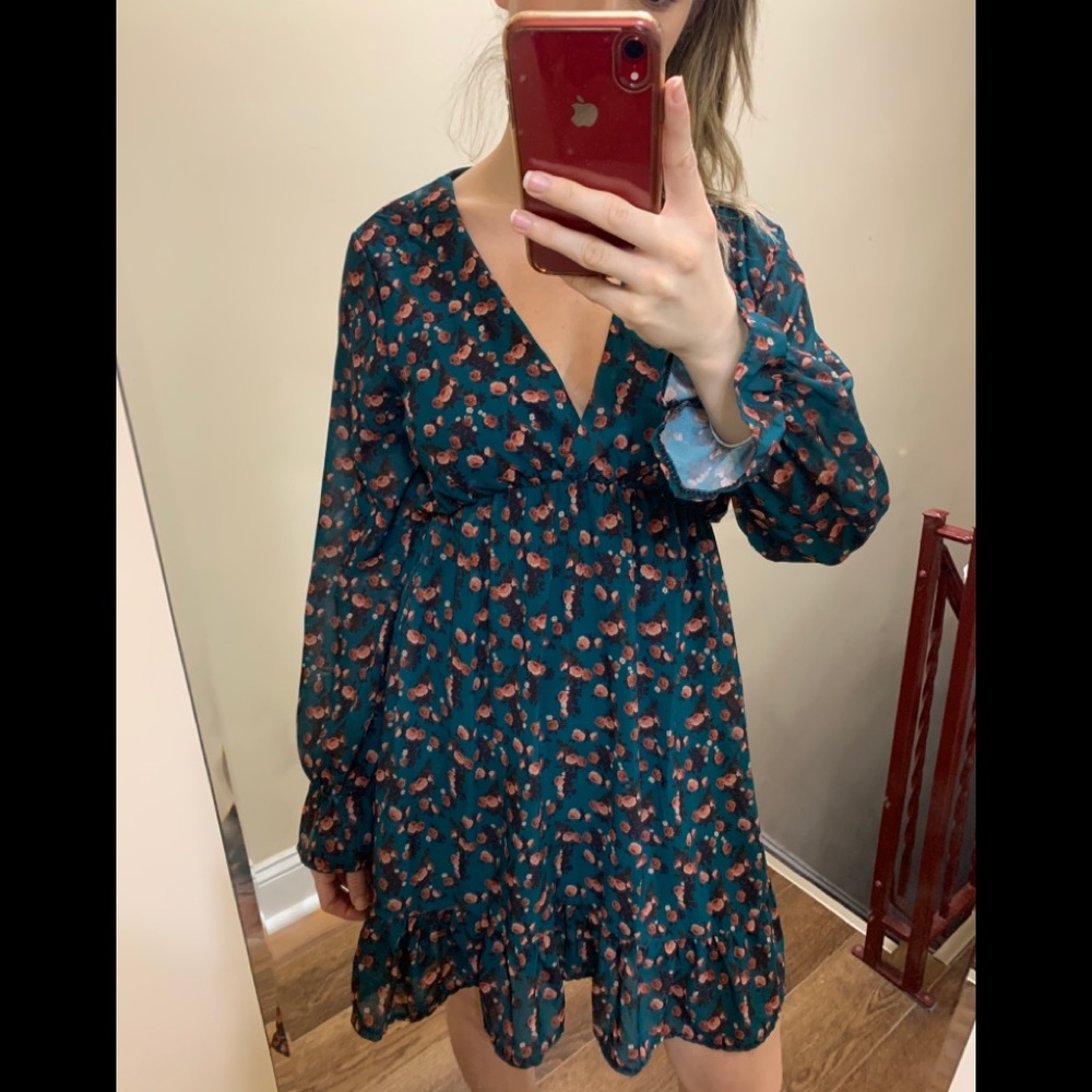 3/$25 Italian long sleeve ruffle dress